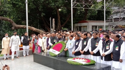 ৬ দফা দিবসে বঙ্গবন্ধুর প্রতিকৃতিতে আওয়ামী লীগের শ্রদ্ধা