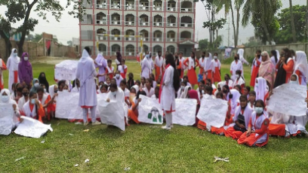 ক্লাসে-ঢুকেই-মেয়েদের-শরীরে-হাত-দেন-প্রধান-শিক্ষক