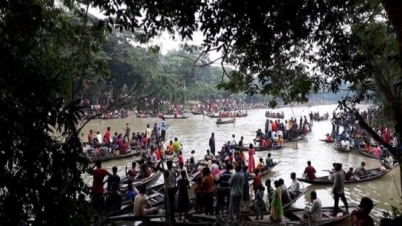 নৌকা বাইচ দেখতে হাজারো মানুষের ঢল