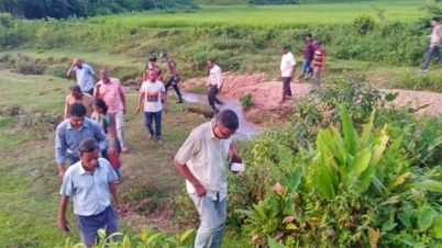 সাফের মুকুটজয়ী রুপনা-ঋতুপর্ণার জন্য সড়ক ও সেতু পাচ্ছেন এলাকাবাসী