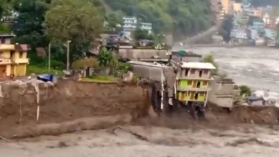 তাসের ঘরের মতো নদীতে ভেঙে পড়ল তিনতলা বাড়ি!