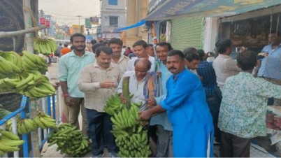 ফলের দোকানে লুট বামদের, কলা দিল তৃণমূল 