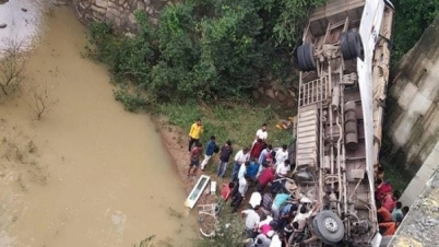 সেতু থেকে পড়ে গেল বাস, নিহত ৭