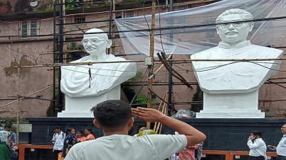 শিয়ালদহ স্টেশনে বঙ্গবন্ধু ও মহাত্মা গান্ধীর ভাষ্কর্য দেখে অভিভূত