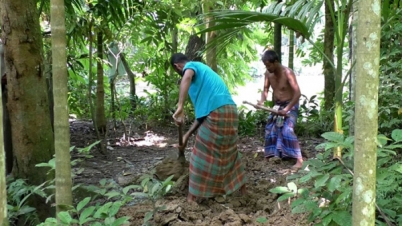 দাফনের ৩ বছর পর কবর খুঁড়ে তোলা হলো কিশোরীর লাশ