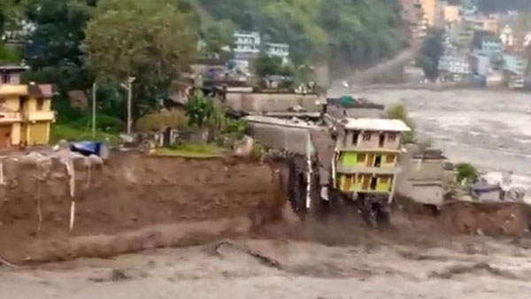 তাসের-ঘরের-মতো-নদীতে-ভেঙে-পড়ল-তিনতলা-বাড়ি