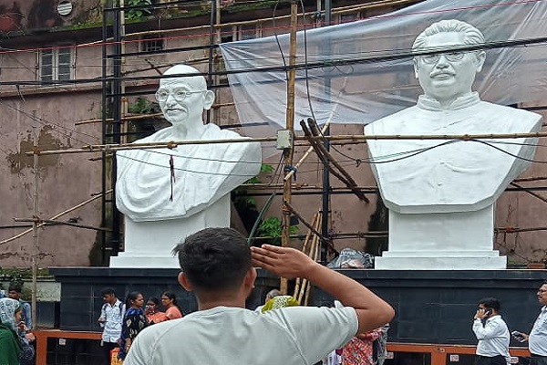 শিয়ালদহ-স্টেশনে-বঙ্গবন্ধু-ও-মহাত্মা-গান্ধীর-ভাষ্কর্য-দেখে-অভিভূত