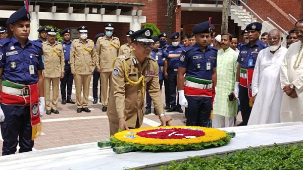 টুঙ্গিপাড়ায়-জাতির-পিতার-সমাধিতে-নবনিযুক্ত-আইজিপির-শ্রদ্ধা