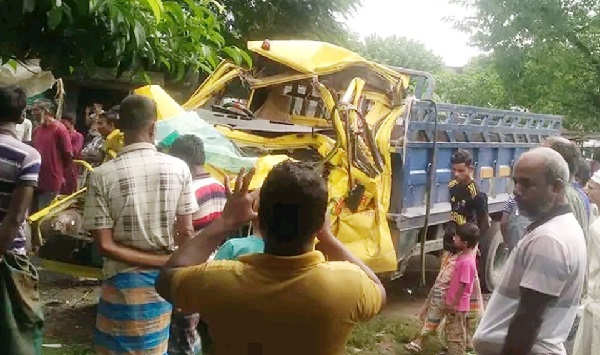 ট্রাক-নিয়ন্ত্রণ-হারিয়ে-প্রাণ-গেল-ঘুমন্ত-চালকের