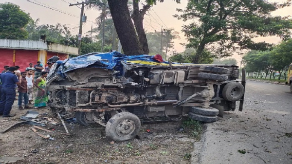 নিয়ন্ত্রণ-হারিয়ে-খাদে-পিকআপ-প্রাণ-গেল-ব্যবসায়ীর