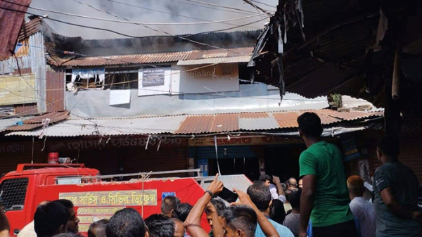 খুলনায়-বড়বাজারে-আগুন-নিয়ন্ত্রণে-৬-ইউনিট