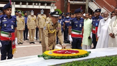 টুঙ্গিপাড়ায় জাতির পিতার সমাধিতে নবনিযুক্ত আইজিপির শ্রদ্ধা