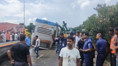 টাঙ্গাইলে মাইক্রোর ওপর উঠে গেল বাস, নিহত ৬