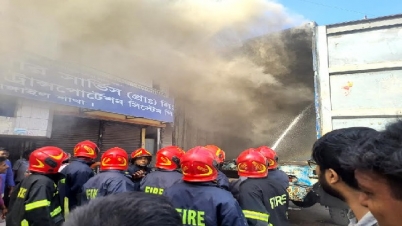 সুন্দরবন কুরিয়ার সার্ভিসের কাভার্ডভ্যানে আগুন