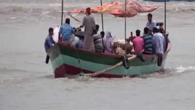 পদ্মায় যাত্রীবাহী ট্রলারে ডাকাতি, যাত্রীদের জিম্মি করে লুট