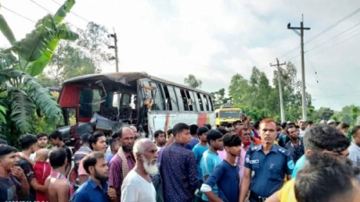 দুই বাসের মুখোমুখি সংঘর্ষে আহত ১০