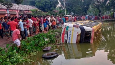 দাওয়াতে যাওয়ার সময় পুকুরে পড়লো কনেপক্ষের বাস