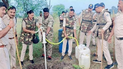 টিউবওয়েল চাপলে বেরিয়ে আসছে মদ!