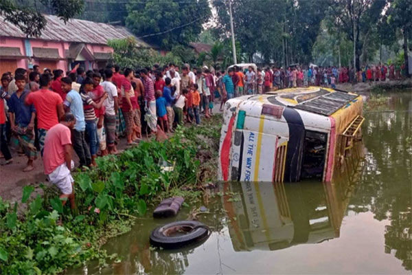 দাওয়াতে-যাওয়ার-সময়-পুকুরে-পড়লো-কনেপক্ষের-বাস