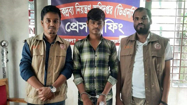 ইয়াবা-নিয়ে-দৌড়ে-পালানোর-চেষ্টা-করেও-রেহাই-মেলেনি-তার