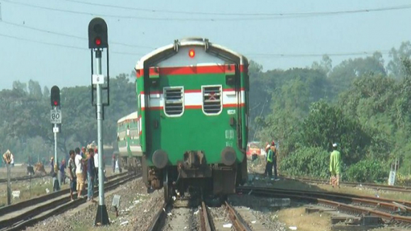 কুমিল্লায়-ট্রেনের-ছাদ-থেকে-পড়ে-৬-যাত্রী-আহত