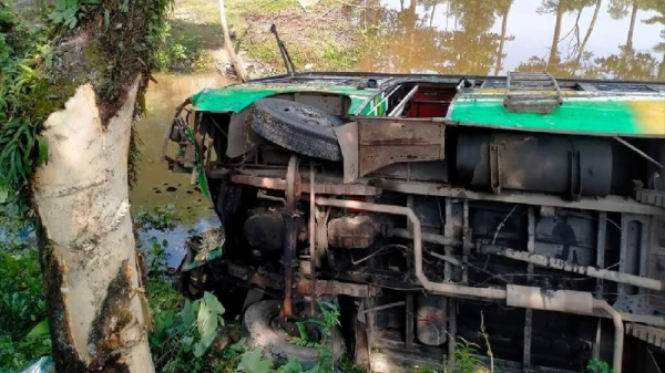 গর্ত-এড়িয়ে-যেতেই-বাস-উল্টে-খাদে-প্রাণ-গেল-যাত্রীর